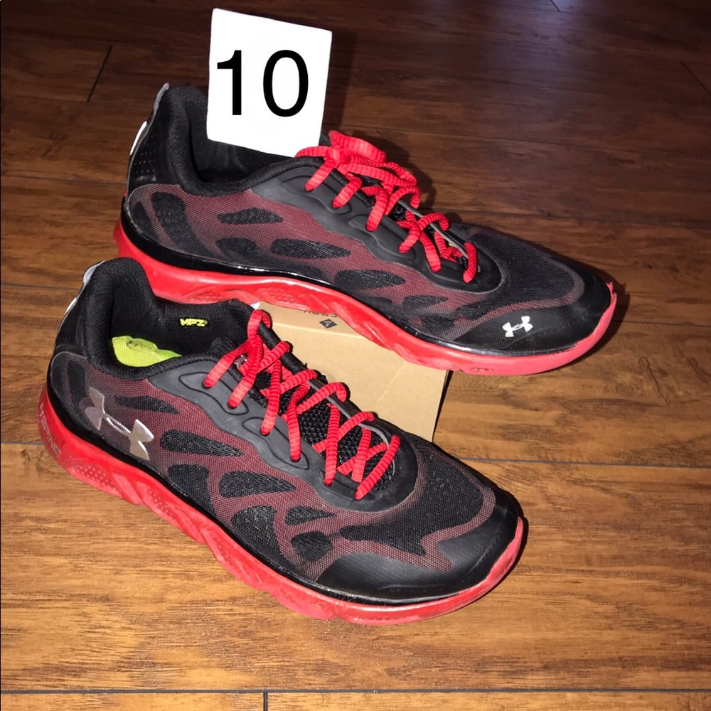 Men’s Under Armour tennis shoes size 10